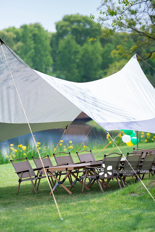 公园里草地上的露营天幕图片素材