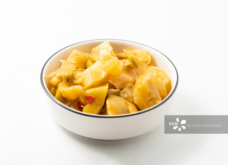 单色背景下的腌制榨菜图片素材