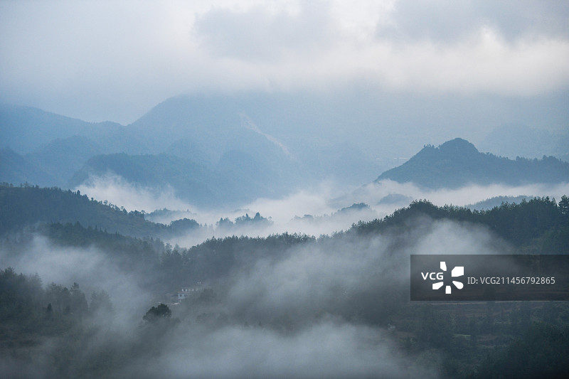 重庆酉阳：绵绵细雨中的村庄图片素材