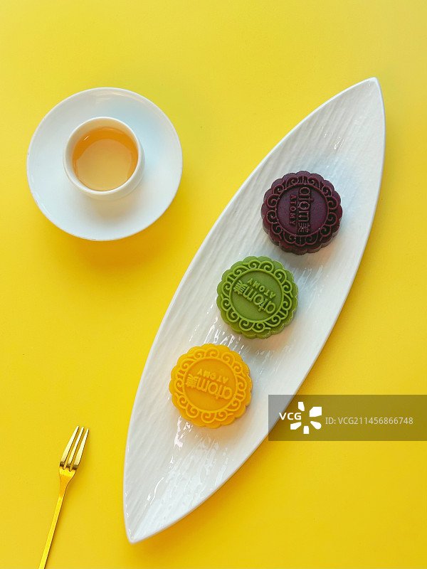 黄色背景月饼拍摄图片素材