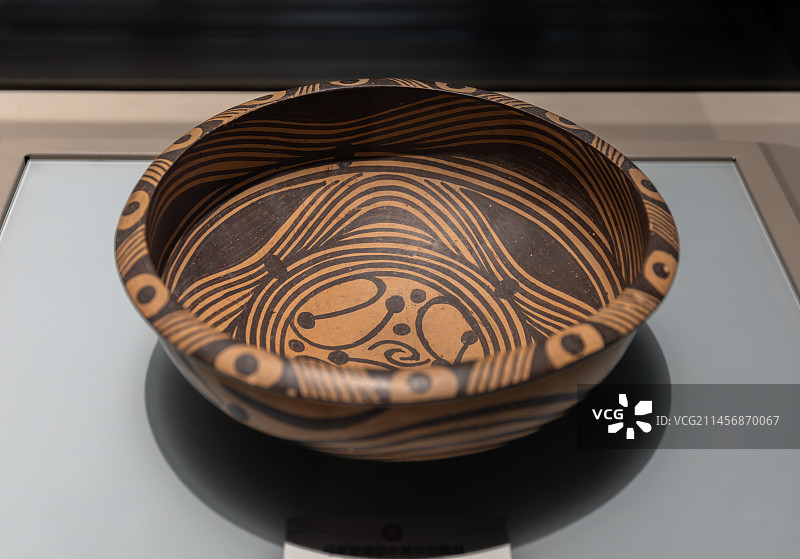 临夏州博物馆临夏州彩陶馆新石器时代马家窑类型水波纹彩陶盆图片素材