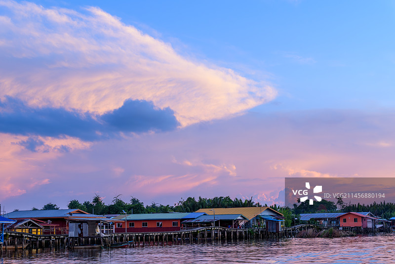 水上村屋的黄昏（马来西亚沙巴州）图片素材