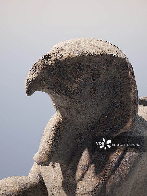 在天空背景下沙漠中的埃及老鹰雕塑图片素材