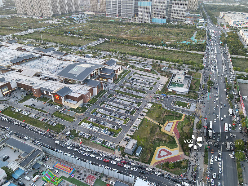 太原新开业的天美杉杉奥特莱斯图片素材