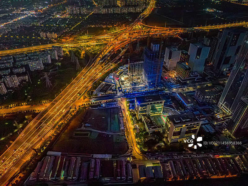 上海中环线高架路夜景航拍 申江路立交桥 张江高科技园区 交错相通的高架道路图片素材
