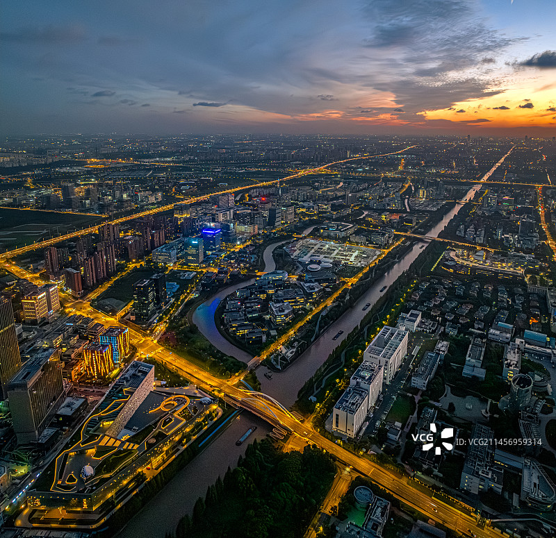 张江人工智能岛夜景航拍 上海市浦东新区张江科学城人工智能产业集聚区 川杨河 日落晚霞中的高科技产业园图片素材