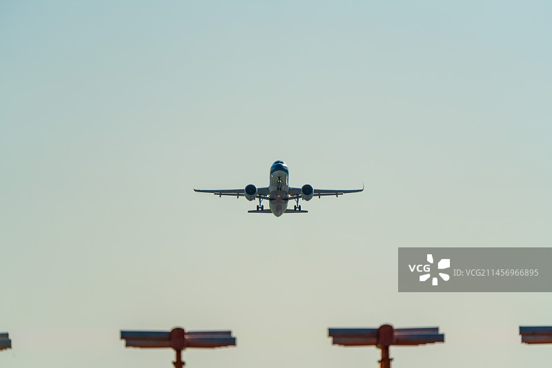 飞机在机场跑道前起飞降落逆光美景图片素材