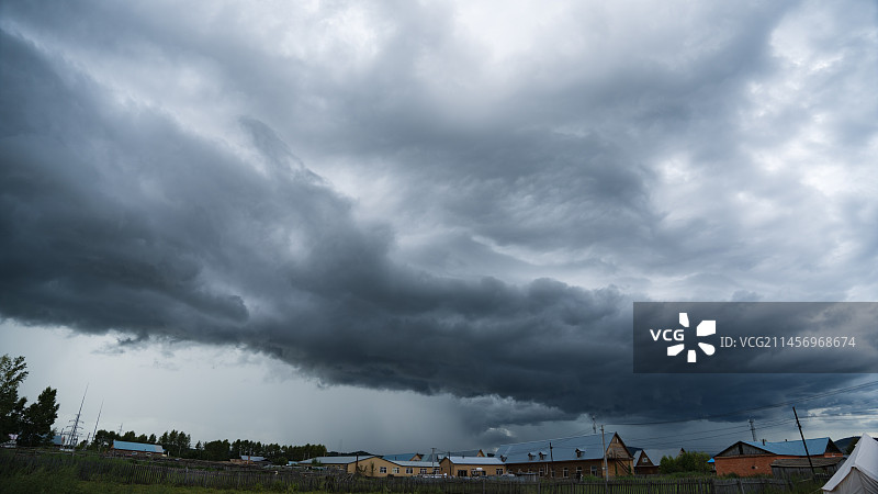 内蒙古呼伦贝尔弧状积雨云图片素材