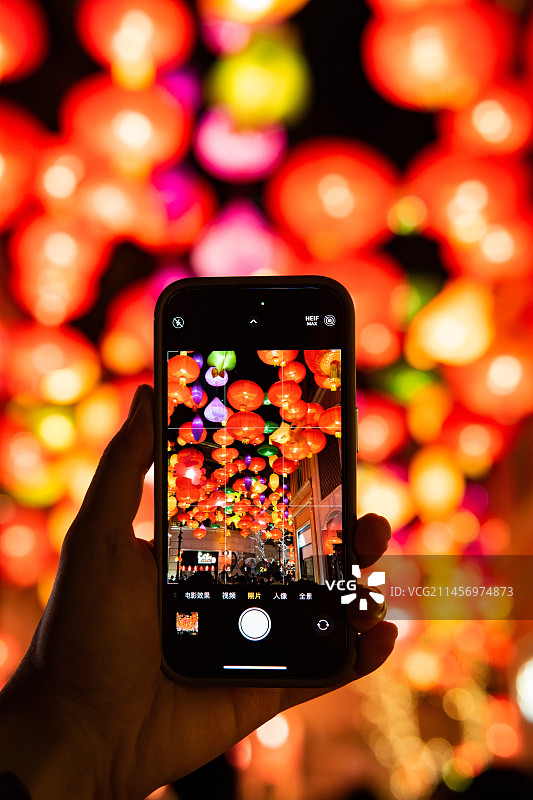 透过手机看红灯笼图片素材