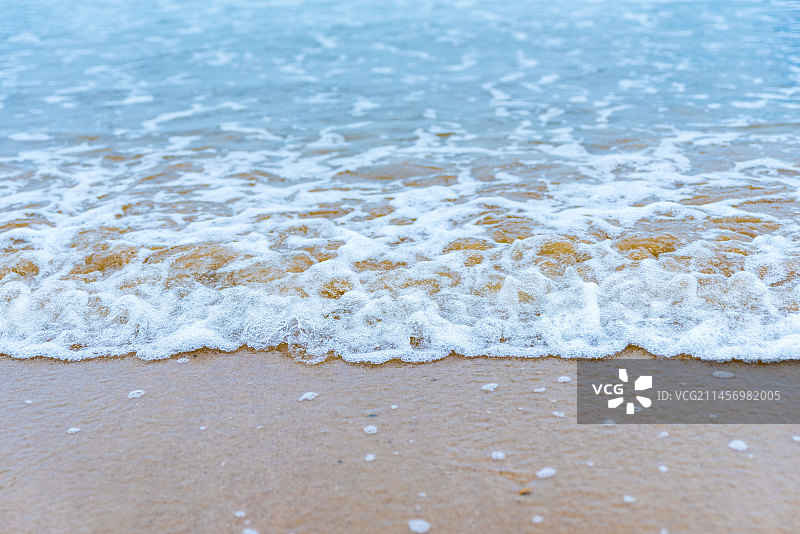 海浪拍在沙滩上图片素材