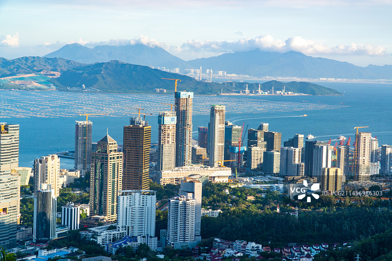 中国深圳前海城市风光天际线，隔海眺望香港元朗流浮山图片素材