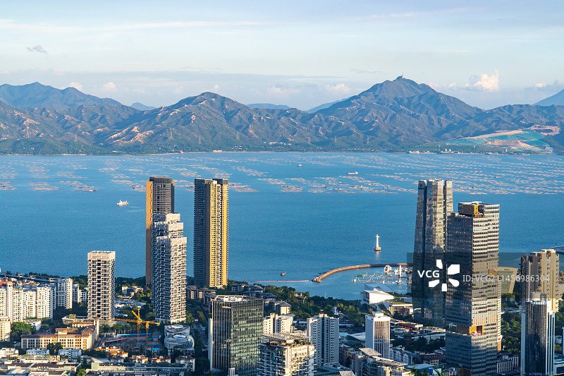 中国深圳前海城市风光天际线，隔海眺望香港元朗流浮山图片素材