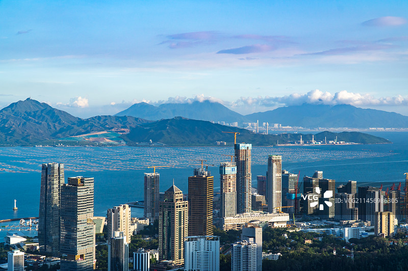 中国深圳前海城市风光天际线，隔海眺望香港元朗流浮山图片素材