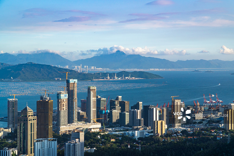 中国深圳前海城市风光天际线，隔海眺望香港元朗流浮山图片素材