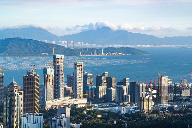 中国深圳前海城市风光天际线，隔海眺望香港元朗流浮山图片素材