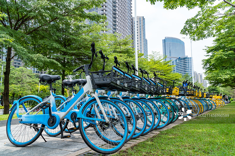 广州市天河区临江大道街头停靠整齐的共享单车图片素材