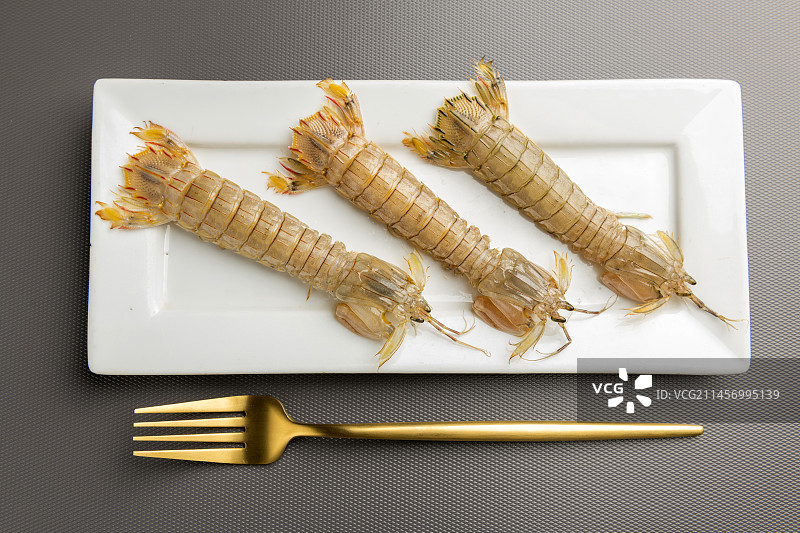 海鲜皮皮虾摆放在桌面上特写图片素材