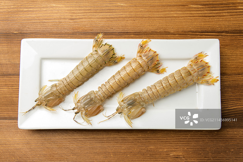 海鲜皮皮虾摆放在桌面上特写图片素材