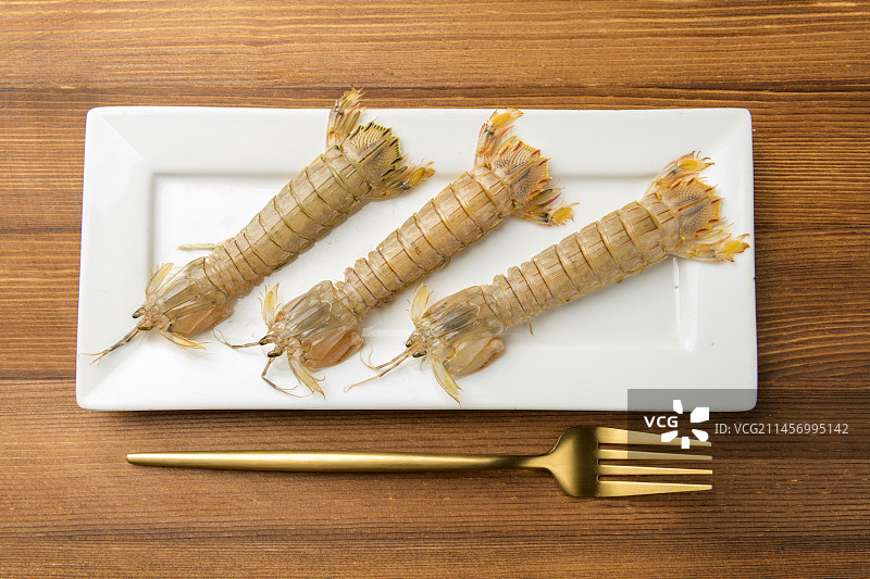 海鲜皮皮虾摆放在桌面上特写图片素材