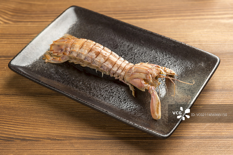 海鲜皮皮虾摆放在桌面上特写图片素材