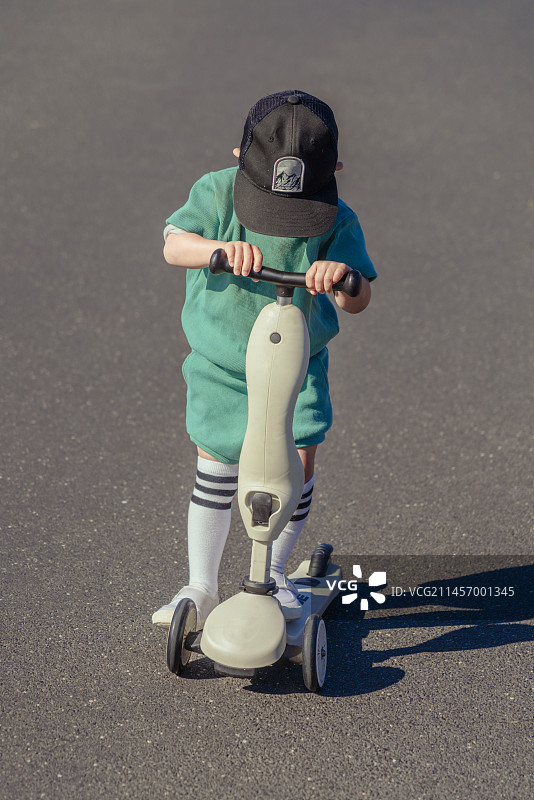 溜踏板车的小男孩图片素材