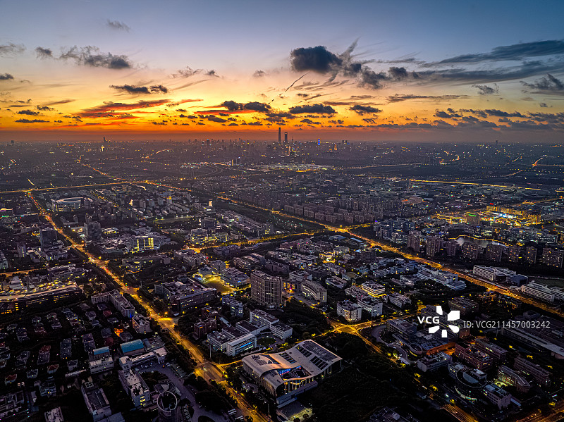 张江药谷 上海城市夜景航拍 张江高科技园区 张江科学城 晚上灯火璀璨的城市街道图片素材