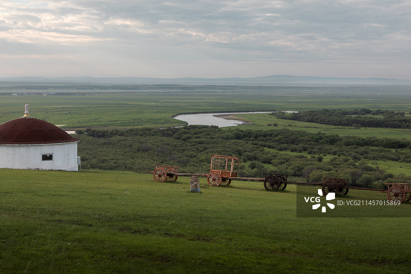 一个面向草原的蒙古包和勒勒车图片素材