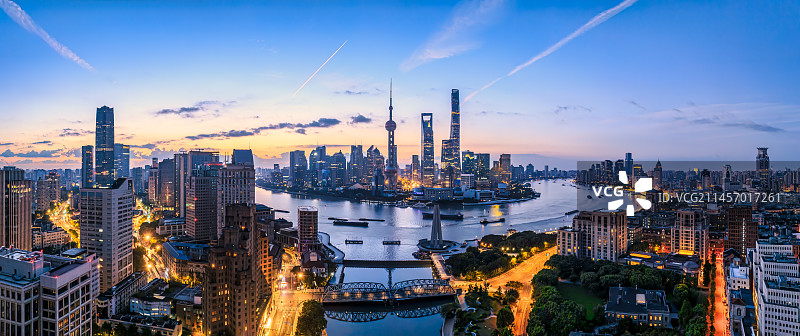 清晨中国上海城市天际线全景图图片素材