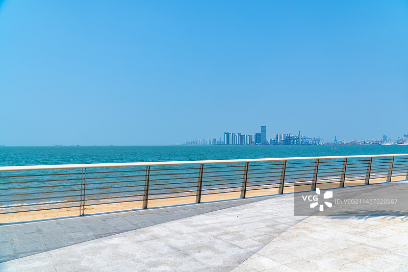 中国海南省海口市假日海滩观海台海南栈道图片素材