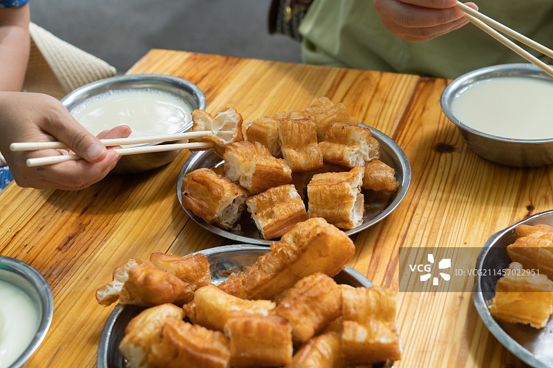 正在食用油条豆浆特写图片素材