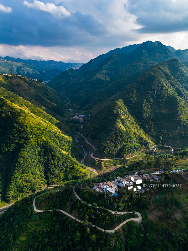 云南省宣威市阿都乡的乌蒙山脉风光图片素材