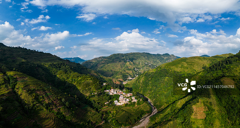 云南省宣威市阿都乡的乌蒙山脉风光图片素材