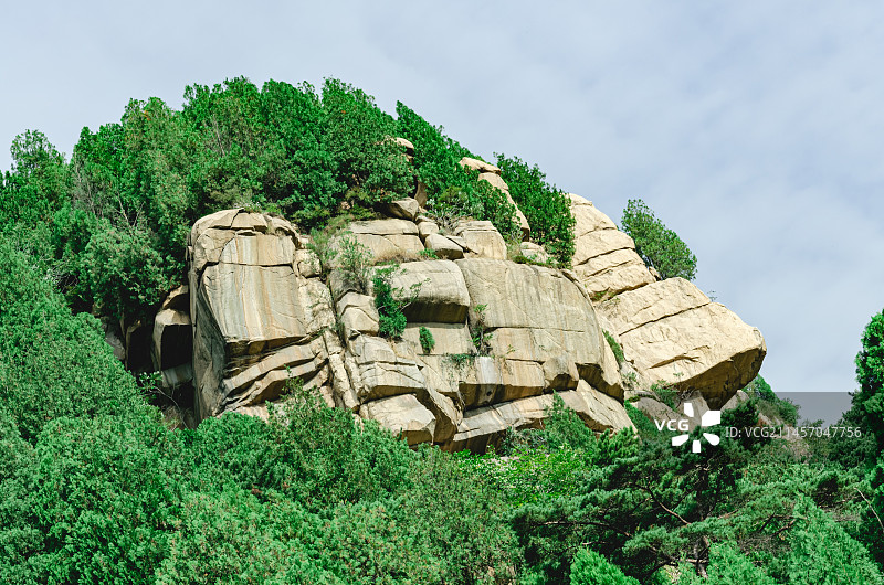 中国自然风光拍摄主题，山东泰安泰山扇子崖风景区，典型的泰山石和块状的岩石，户外白昼无人图像摄影图片素材