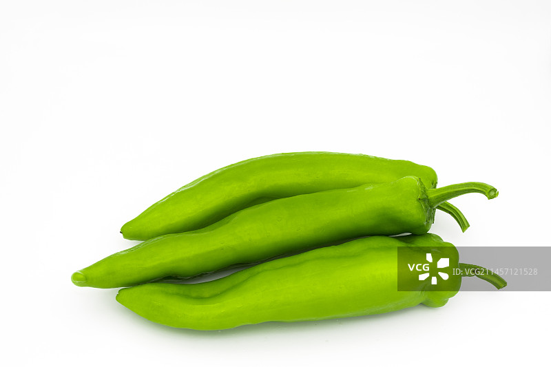 白色背景中的三只新鲜的青辣椒图片素材