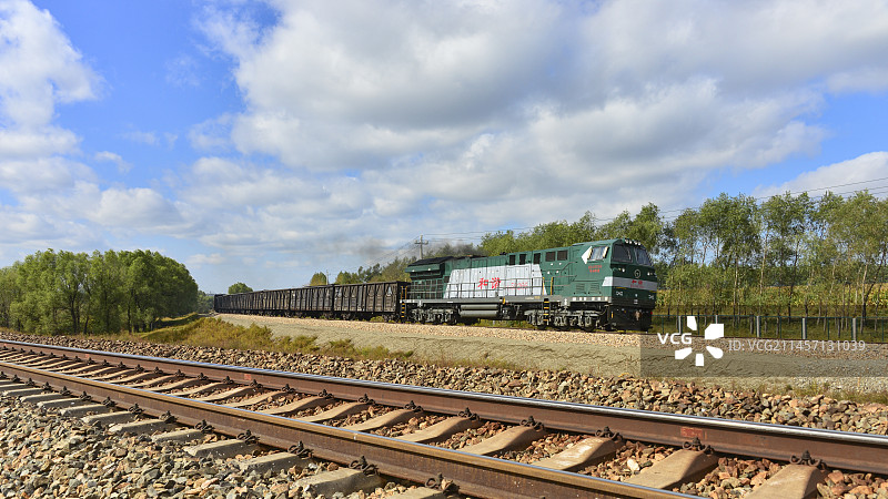 HXN5机车牵引货车行驶在绥佳线东津附近图片素材