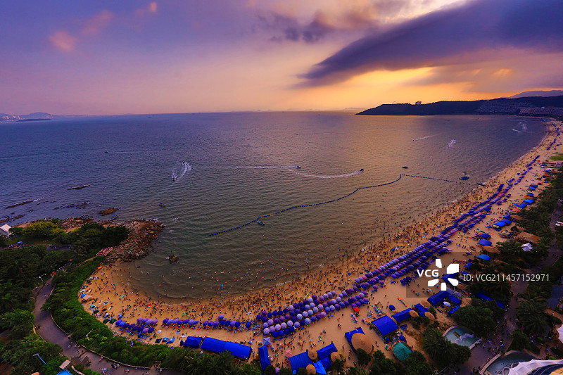 节日喧嚣的海湾。图片素材