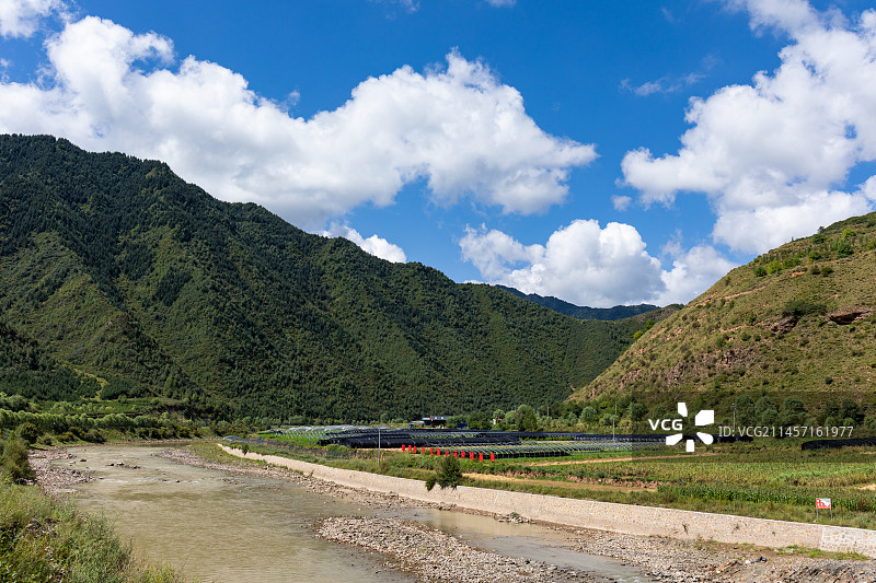 甘肃甘南境内卓尼县蓝天白云山峰树林河流小村庄人间天堂图片素材