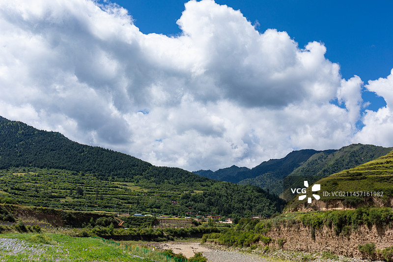 甘肃甘南境内卓尼县蓝天白云山峰树林河流小村庄人间天堂图片素材