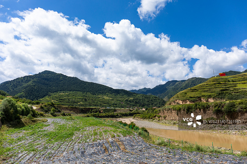 甘肃甘南境内卓尼县蓝天白云山峰树林河流小村庄人间天堂图片素材