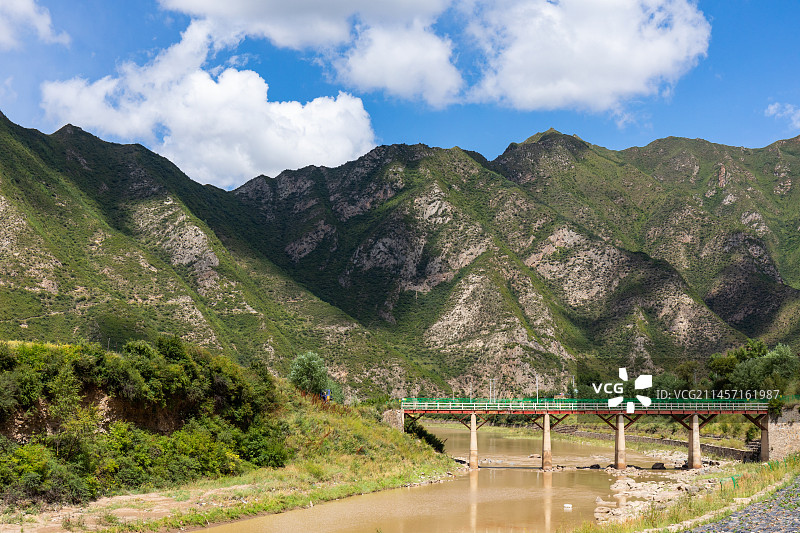 甘肃甘南境内卓尼县蓝天白云山峰树林河流小村庄人间天堂图片素材