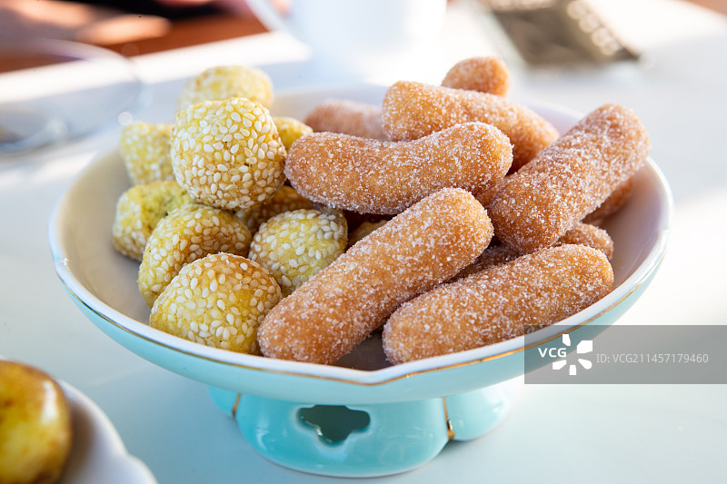 江浙沪传统小吃油枣和开口笑点心图片素材