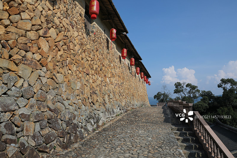 闽清娘寨石砌寨堡历史建筑和民俗红色灯笼图片素材