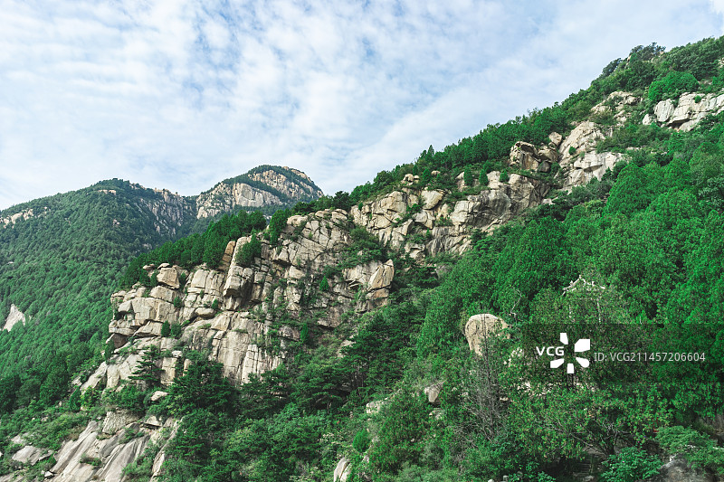 中国自然风光拍摄主题，山东泰安泰山扇子崖风景区，陡峭的悬崖上块状的岩石，户外白昼无人图像摄影图片素材