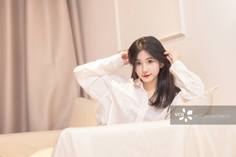 一位美女慵懒的靠在沙发边上图片素材