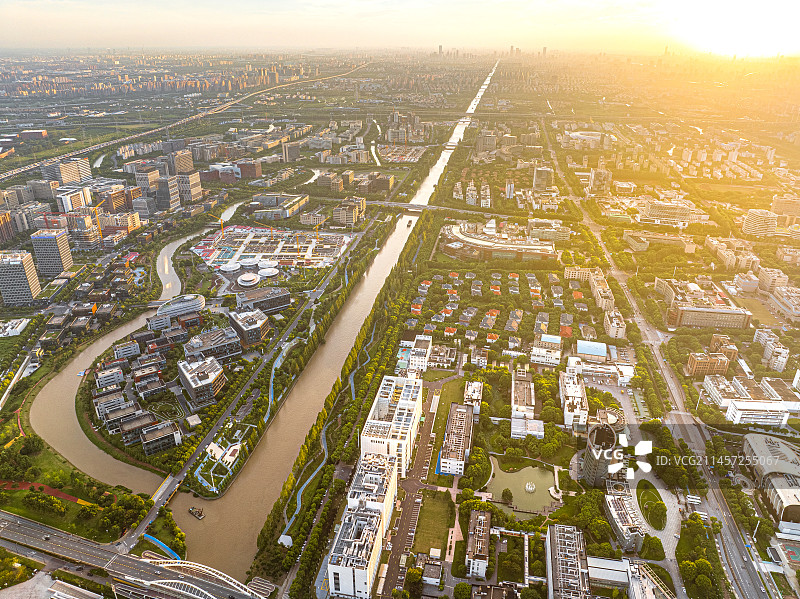 张江人工智能岛 上海市浦东新区张江科学城人工智能产业集聚区 川杨河 日落晚霞中的高科技产业园图片素材