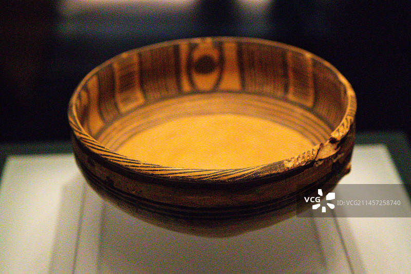 青海省博物馆双人抬物纹彩陶盆图片素材