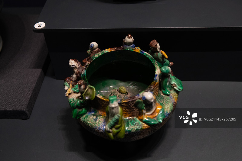 青海省博物馆馆藏清代素三彩八仙人物瓷炉图片素材