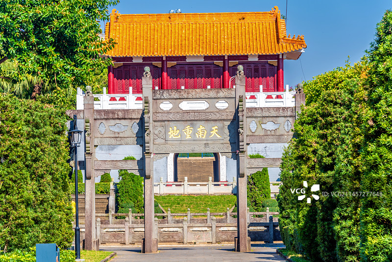 中国广东湛江雷州三元塔公园天南重地牌坊图片素材