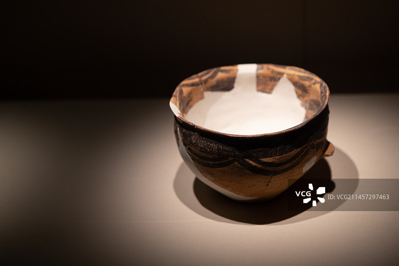 喇家遗址出土各种齐家文化陶罐图片素材