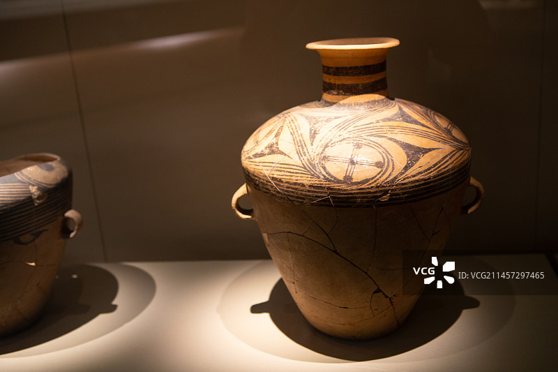 喇家遗址出土各种齐家文化陶罐图片素材